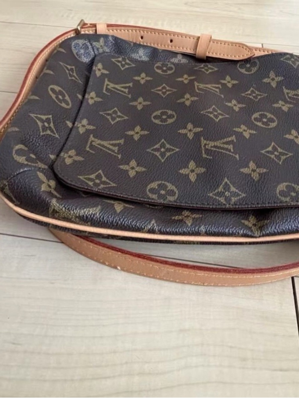 The Louis Vuitton Musette Salsa Short. - Picture 3 of 5